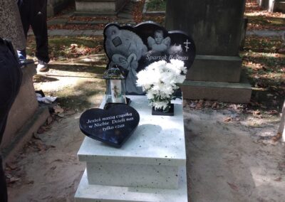 biały pomnik dla dziecka