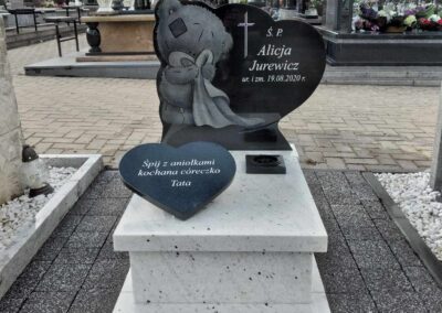 nagrobek dla dziecka w kolorze białym