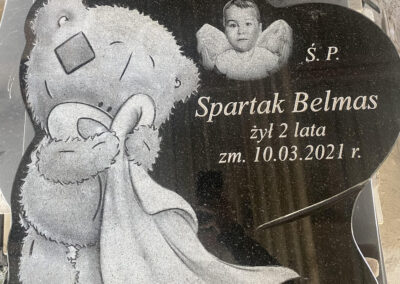 Nagrobek dziecięcy z płaczącym misiem