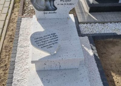 BIAŁY NAGROBEK DLA DZIECKA