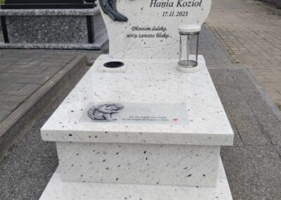 biały nagrobek z aniołkiem