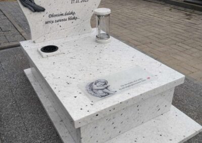 biały nagrobek z aniołkiem