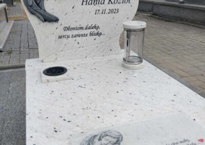 nagrobek dziecięcy biały