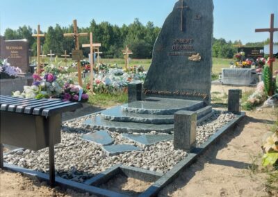 Nagrobek zielony granit obite boki