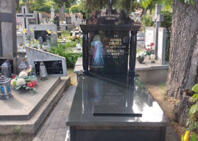 czarny nagrobek z kolumnami