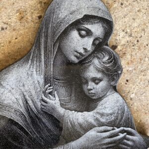 Płytka z grawrem Matki Bożej