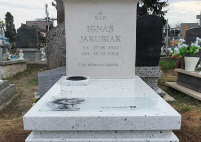 nagrobek dziecięcy biały z aniołkiem