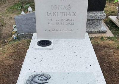 Nagrobek dziecięcy z rzeźbą aniołka