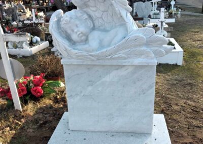 nagrobek z białym aniołkiem