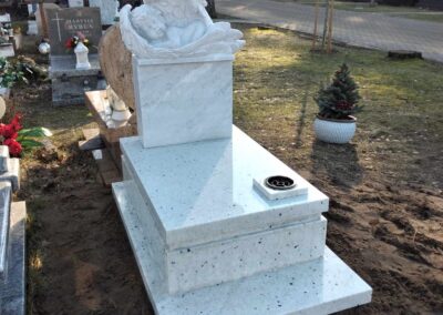 nagrobek dla dziecka z rzeźbą aniołka