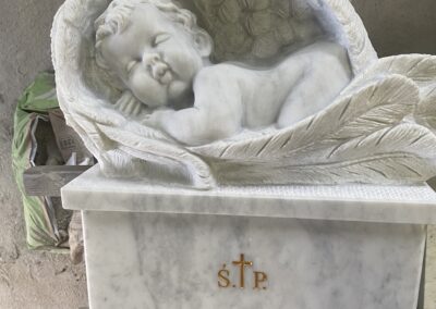 biały pomnik dla dziecka z aniołkiem marmur