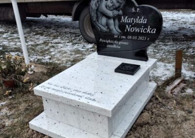 nagrobek dziecięcy z aniołkiem