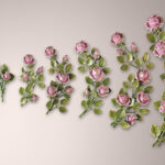 różowa róża z brązu na nagrobek