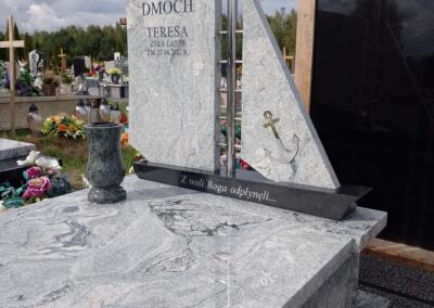 nagrobek z kotwicą