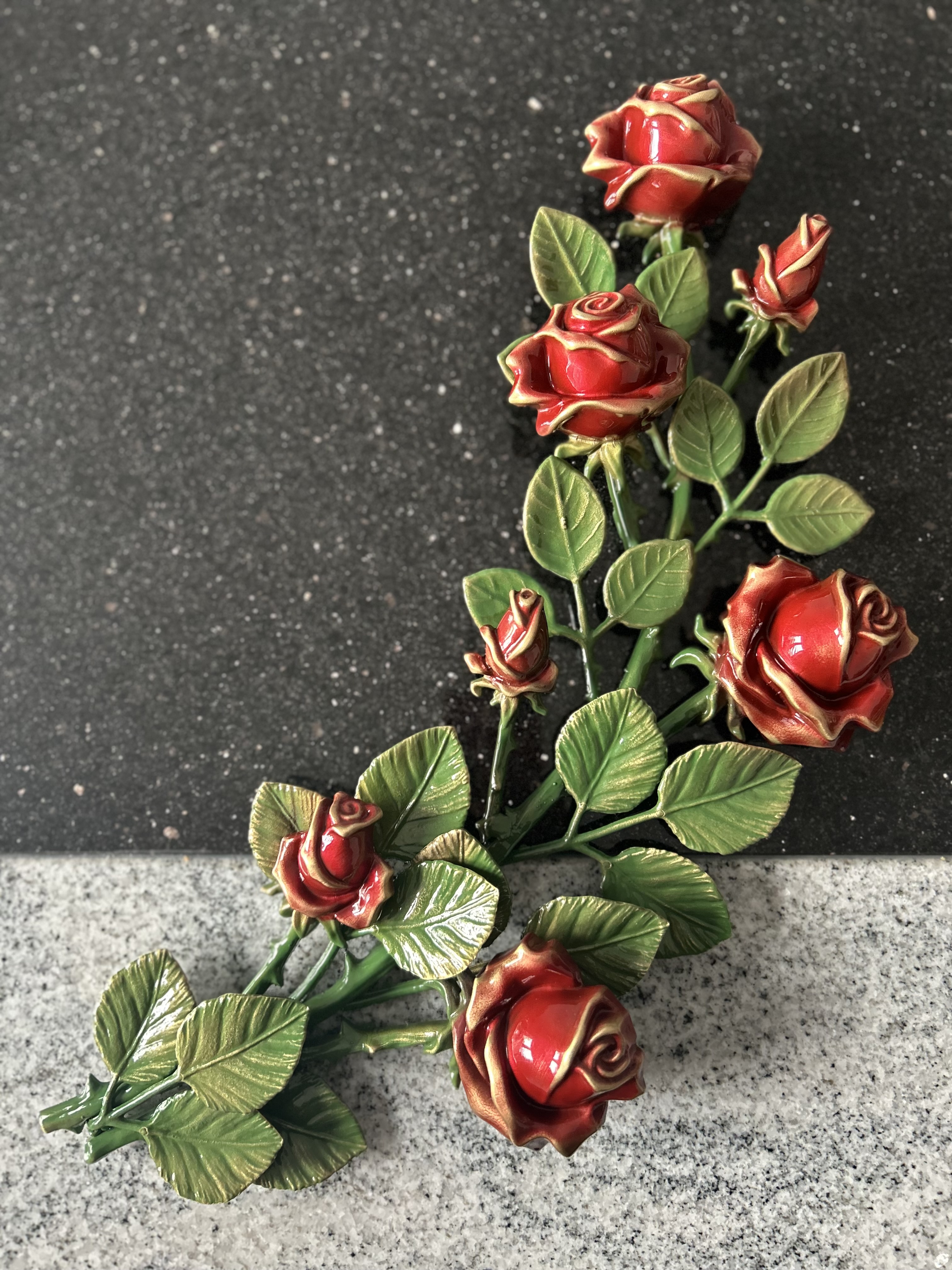 róża czerwona z brązu