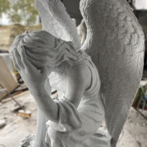 Rzeźba anioła z marmuru Bianco Carrara