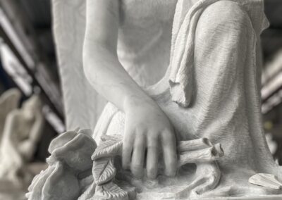 biały anioł rzeźba na pomnik