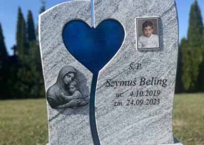 nagrobek dziecięcy z niebieskim szkłem