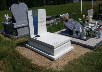 Nagrobek dziecięcy ze szkłem