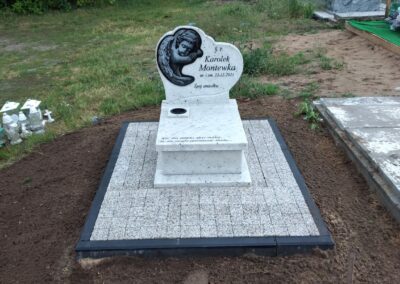 biały nagrobek dla dziecka