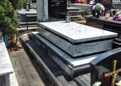 Nagrobek z krzyżem stojącym