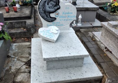 biały nagrobek dziecięcy