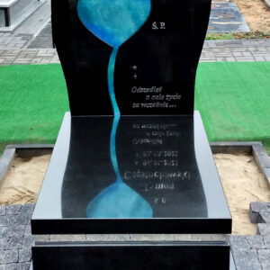 nagrobek ze szklanym sercem