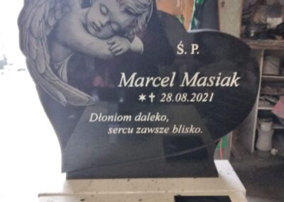 Nagrobek dziecięcy z aniołkiem