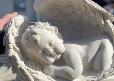 rzeźba aniołka nagrobek dziecięcy