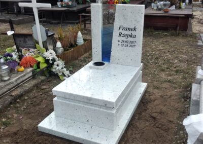 Białe nagrobki dziecięce