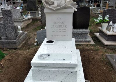 Nagrobek dziecięcy z rzeźbą aniołka