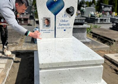 biały pomnik z sercem