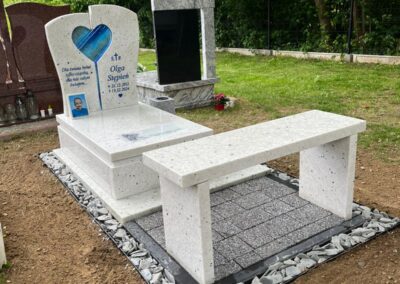 nagrobek biały ze szkłem artystycznym