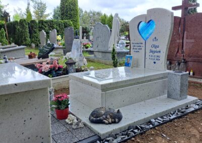 nagrobek z niesbieskim szkłem