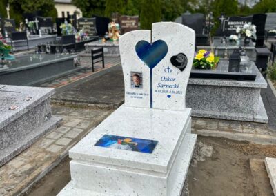 nagrobek dziecięcy z niebieskim szkłem