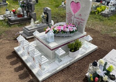 nagrobek z różowym szkłem