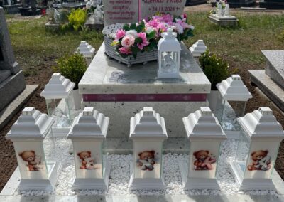 nagrobek biały ze szkłem