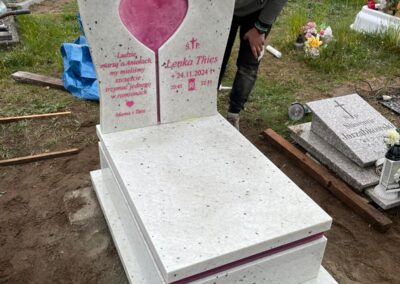 różowe serce do nagrobka