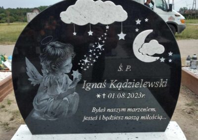 Nagrobek dziecięcy z chmurkami