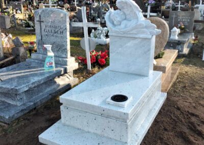 biały nagrobek dla dziecka