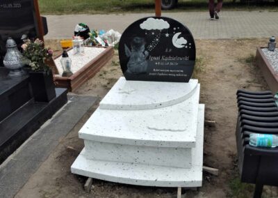 nagrobek dziecięcy z chmurkami