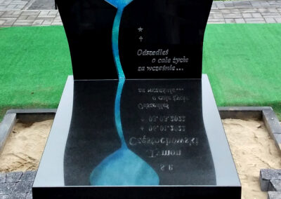 nagrobek z niebieskim szkłem