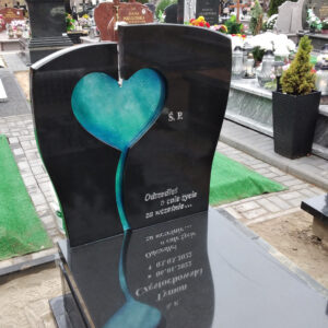 nagrobek z sercem ze szkła