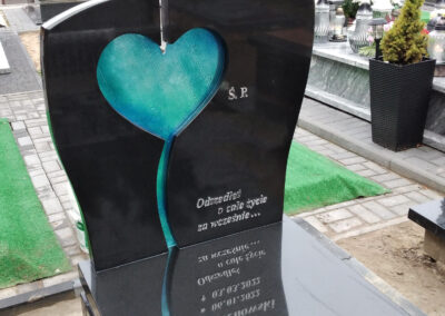 nagrobek z sercem ze szkła