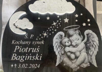 nagrobek dziecięcy z chmurkami