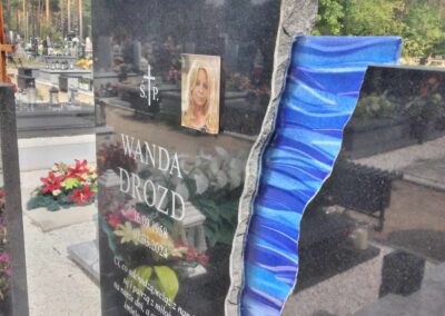 niebieskie szkło do nagrobka