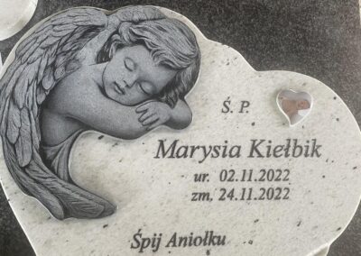 biały nagrobek dla dziecka