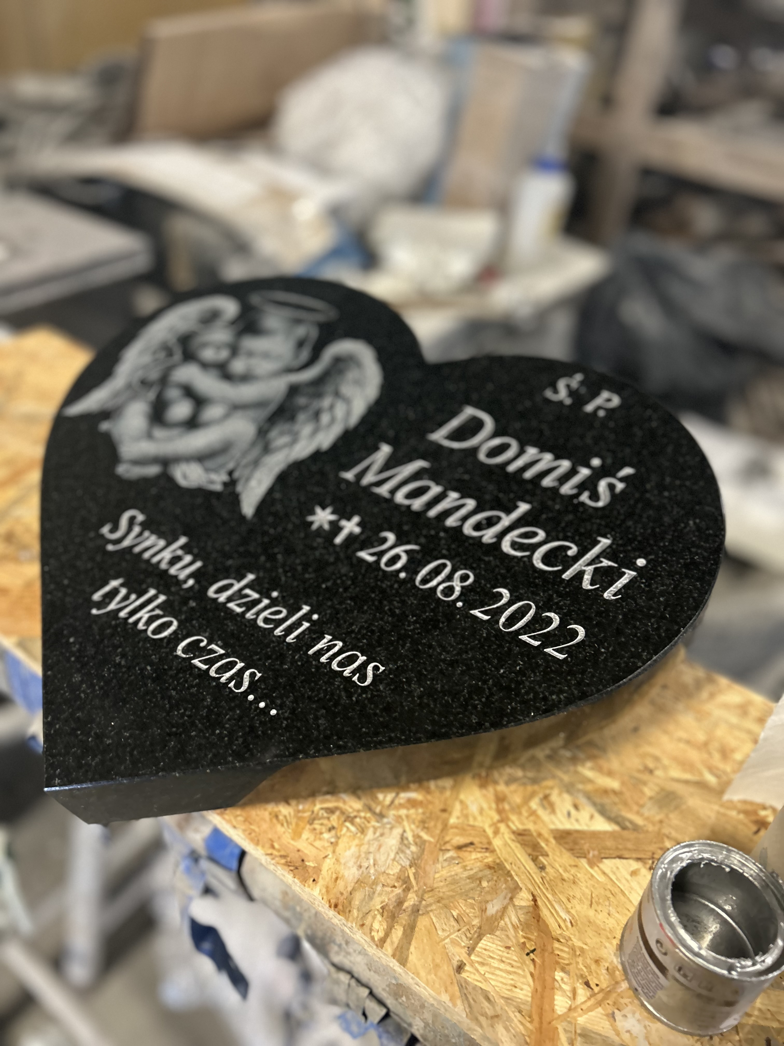 piękny aniołek na pomnik