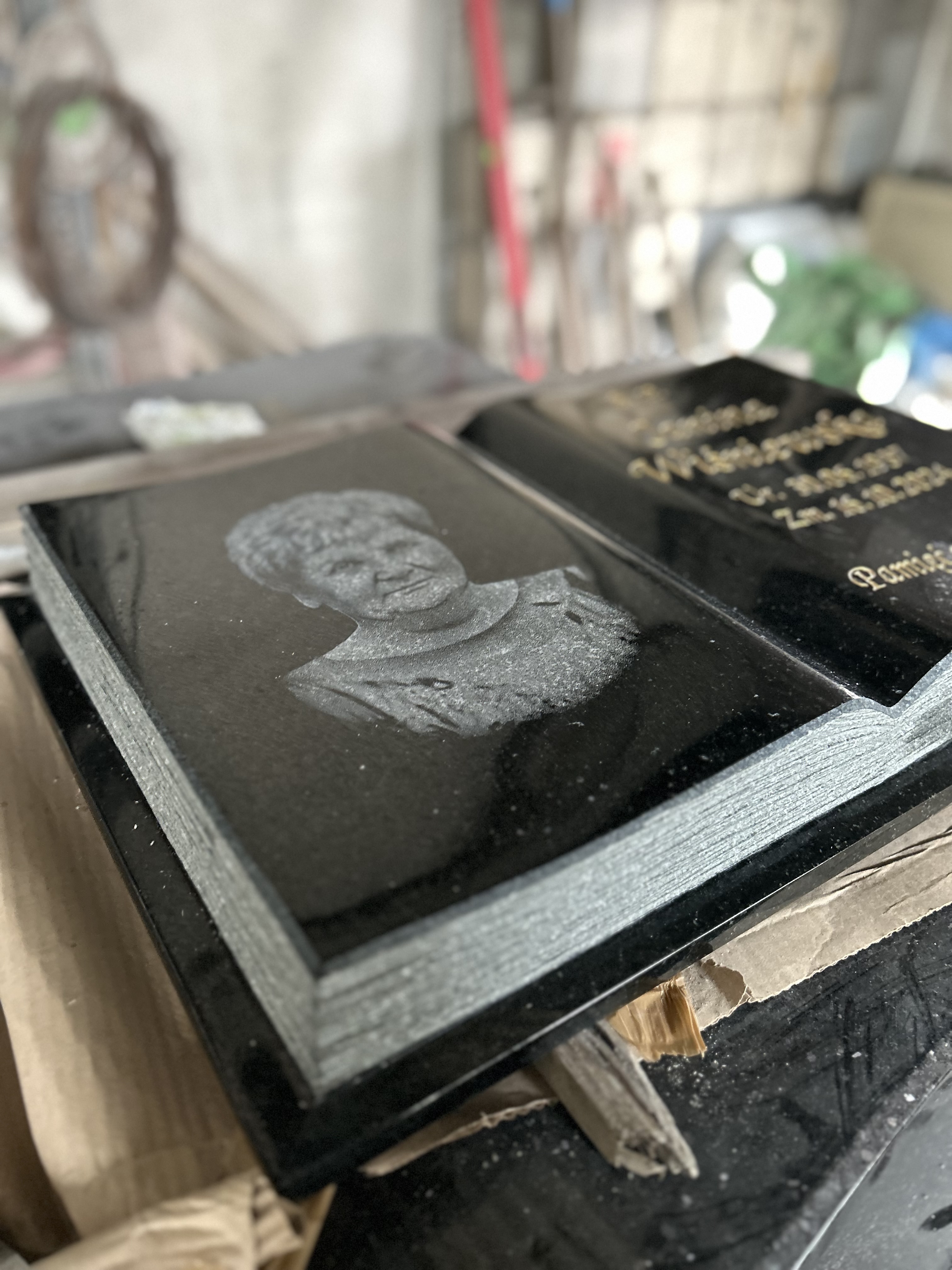 Książka granitowa z grawerowanym zdjęciem - obrazek 3