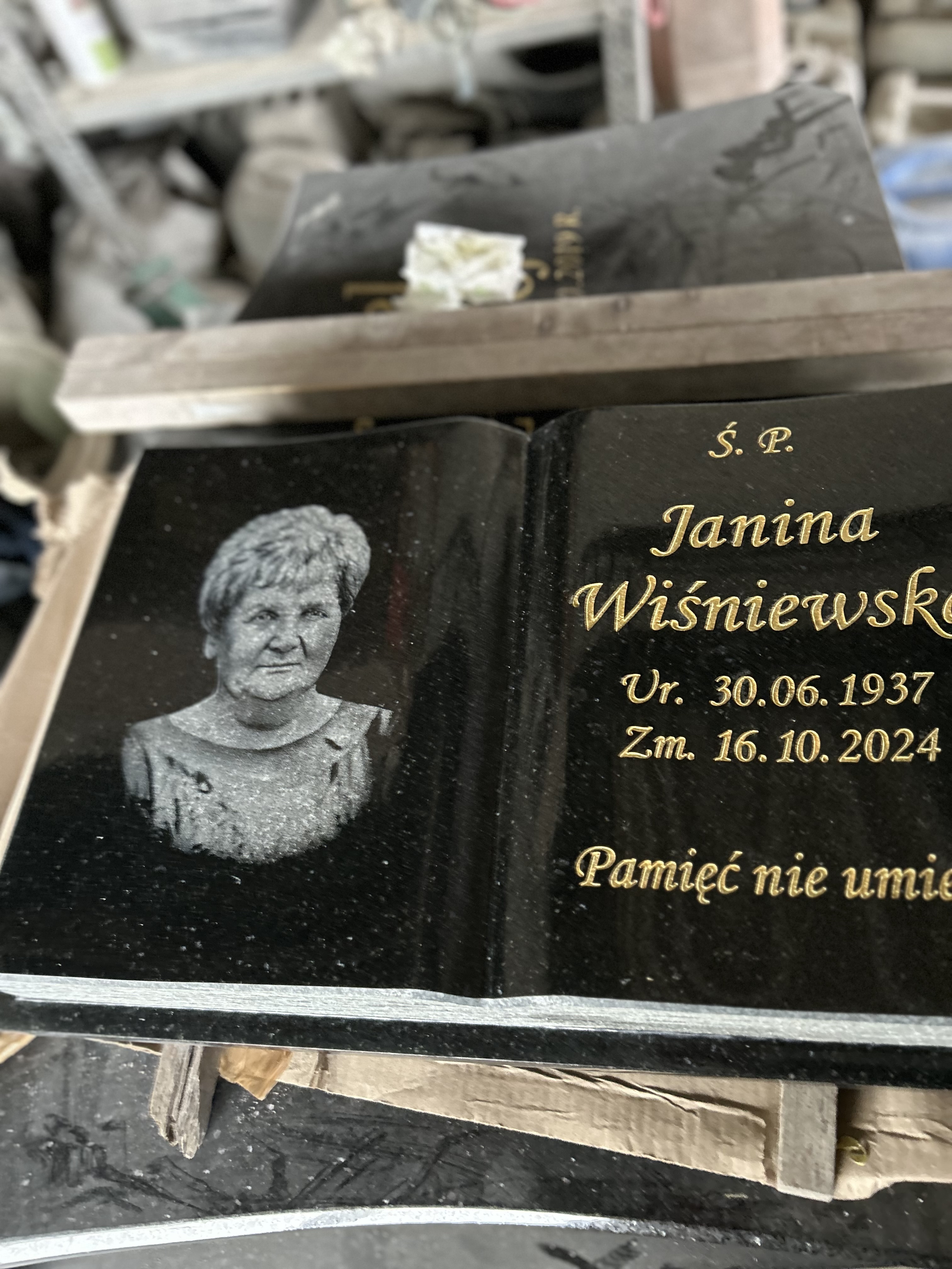 Książka granitowa z grawerowanym zdjęciem